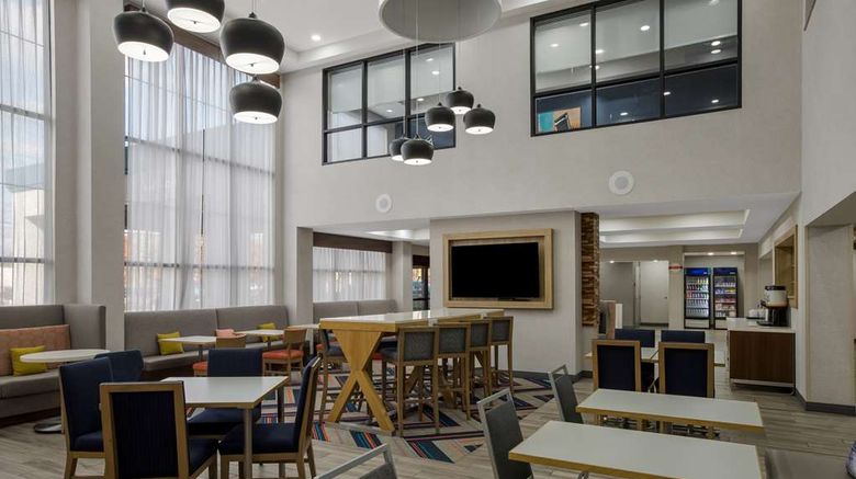 <b>Hampton Inn Linden Lobby</b>. Images powered by <a href="https://iceportal.shijigroup.com/" title="IcePortal" target="_blank">IcePortal</a>.