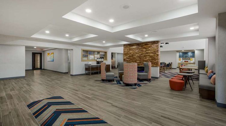 Hampton Inn Linden Lobby