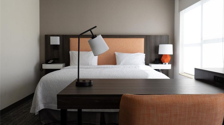Hampton Inn & Suites Seal Beach Room