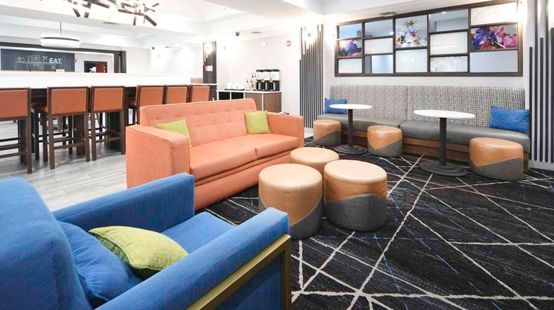 <b>Hampton Inn Bryant Lobby</b>. Images powered by <a href="https://iceportal.shijigroup.com/" title="IcePortal" target="_blank">IcePortal</a>.