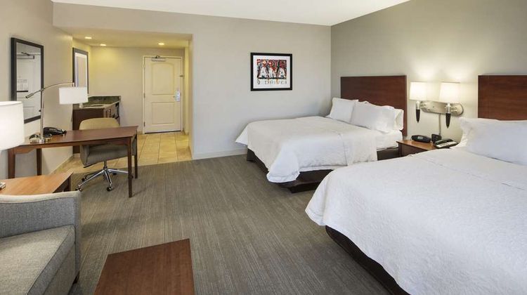 Hampton Inn & Suites Downtown Room