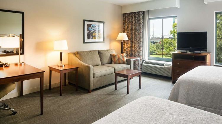 Hampton Inn & Suites Downtown Room