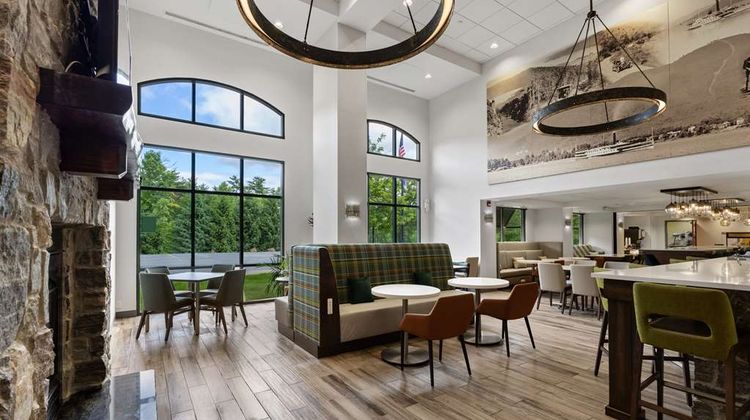 Hampton Inn & Suites Lake George Lobby