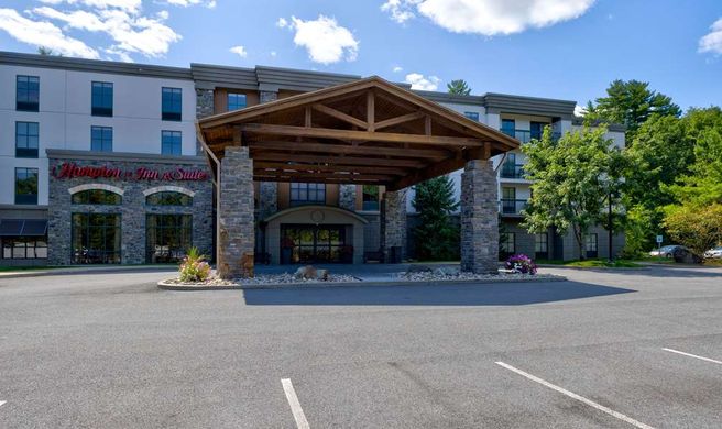 Hampton Inn & Suites Lake George Exterior