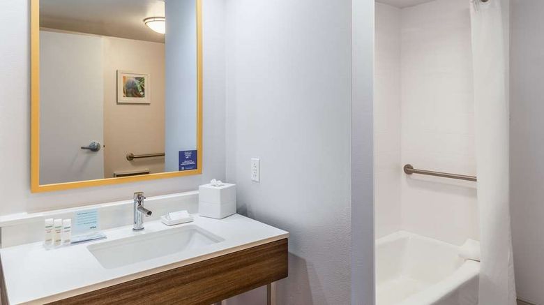 <b>Hampton Inn La Crosse/Onalaska Room</b>. Images powered by <a href="https://iceportal.shijigroup.com/" title="IcePortal" target="_blank">IcePortal</a>.