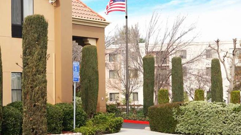 <b>Hampton Inn Livermore Exterior</b>. Images powered by <a href="https://iceportal.shijigroup.com/" title="IcePortal" target="_blank">IcePortal</a>.