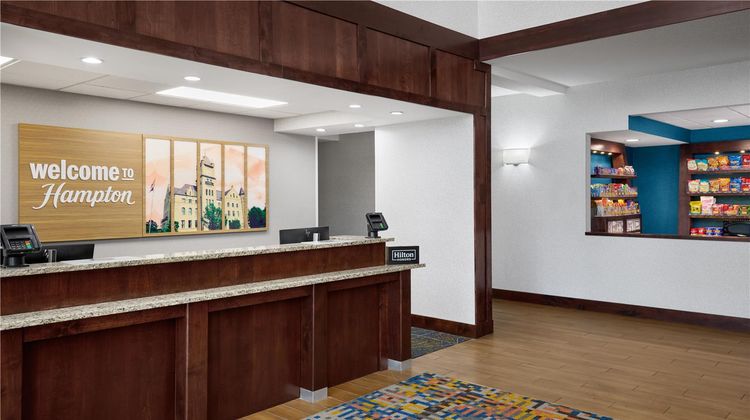 Hampton Inn Lawrence Lobby