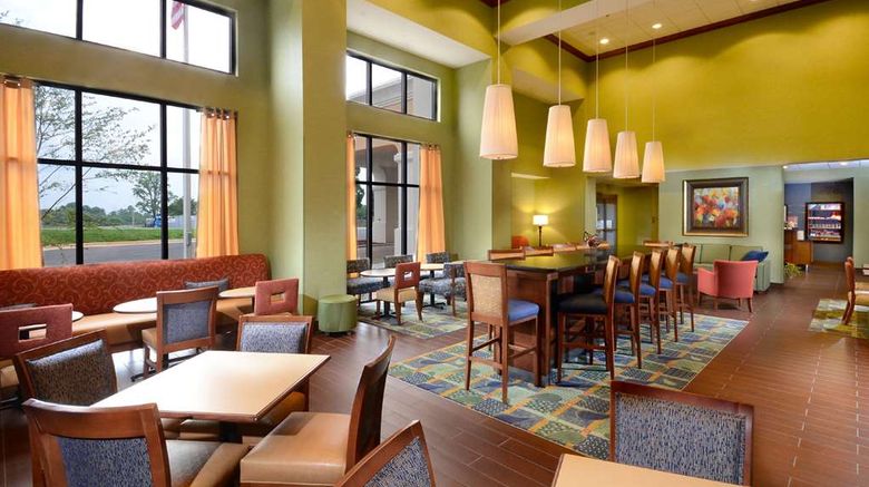 <b>Hampton Inn & Suites Lynchburg Lobby</b>. Images powered by <a href="https://iceportal.shijigroup.com/" title="IcePortal" target="_blank">IcePortal</a>.