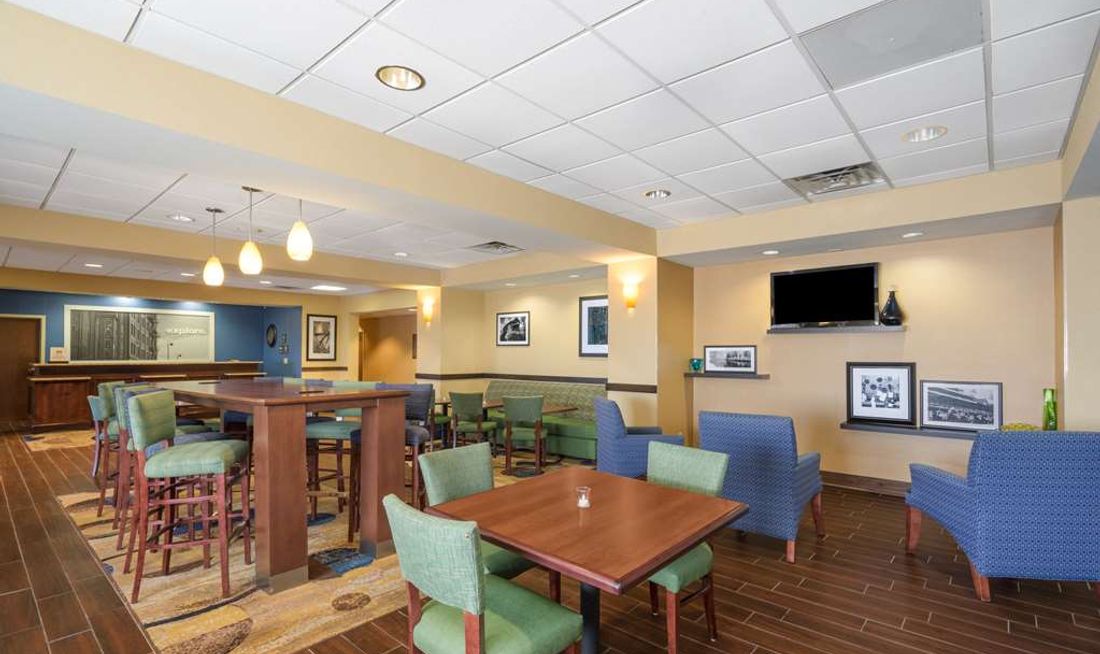Hampton Inn Maysville Lobby