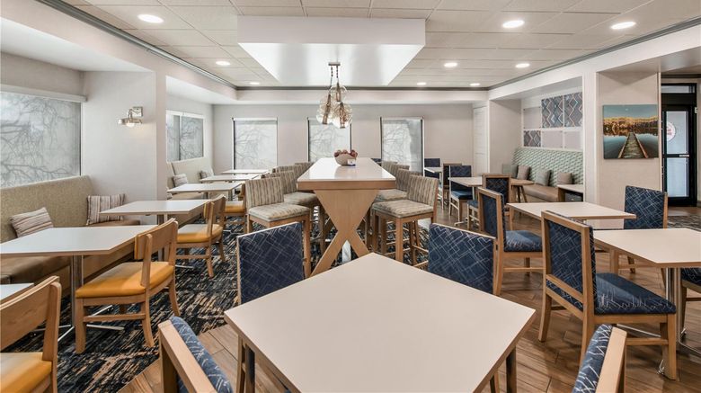 <b>Hampton Inn Milledgeville Lobby</b>. Images powered by <a href="https://iceportal.shijigroup.com/" title="IcePortal" target="_blank">IcePortal</a>.