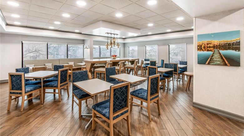 <b>Hampton Inn Milledgeville Lobby</b>. Images powered by <a href="https://iceportal.shijigroup.com/" title="IcePortal" target="_blank">IcePortal</a>.