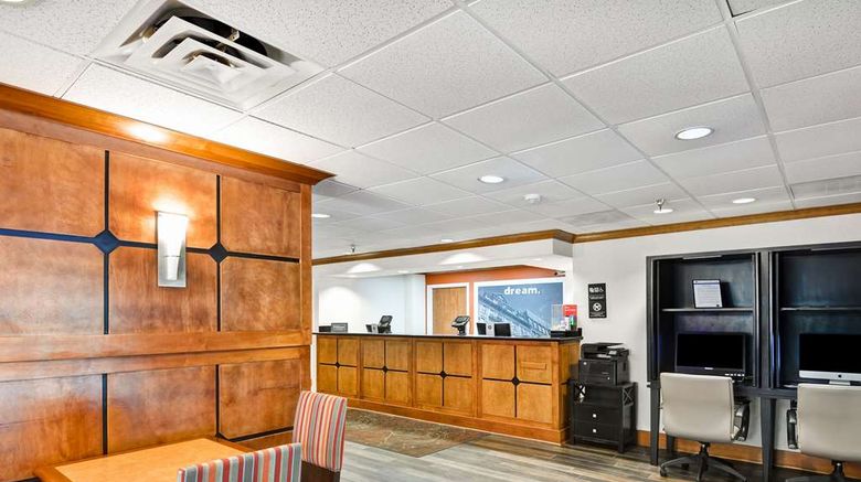 <b>Hampton Inn Memphis-Poplar Lobby</b>. Images powered by <a href="https://iceportal.shijigroup.com/" title="IcePortal" target="_blank">IcePortal</a>.