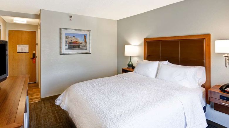 <b>Hampton Inn Memphis-Poplar Room</b>. Images powered by <a href="https://iceportal.shijigroup.com/" title="IcePortal" target="_blank">IcePortal</a>.