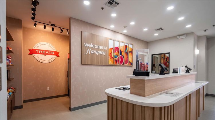 Hampton Inn & Suites Mission Lobby