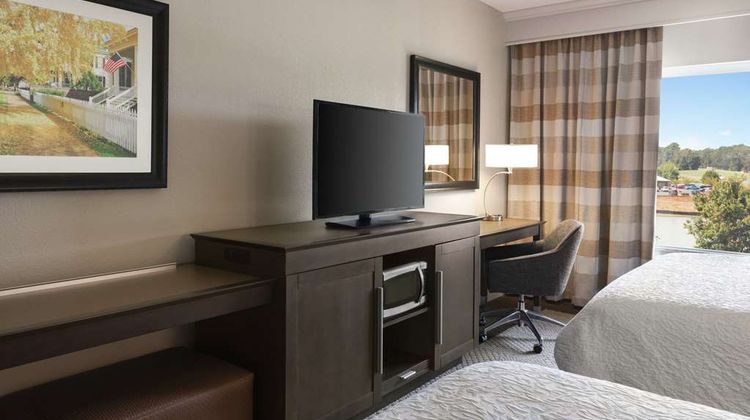 Hampton Inn & Suites EastChase Room