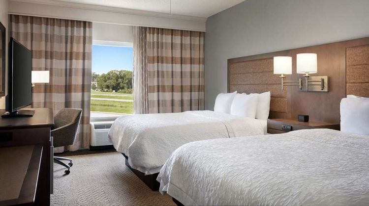 Hampton Inn & Suites EastChase Room