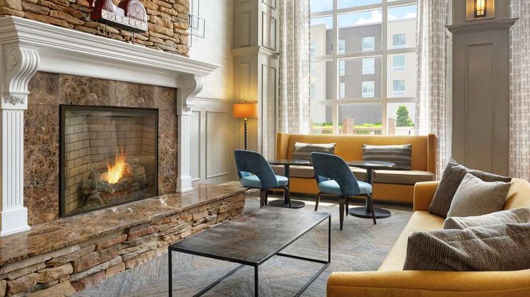 Hampton Inn & Suites EastChase Lobby