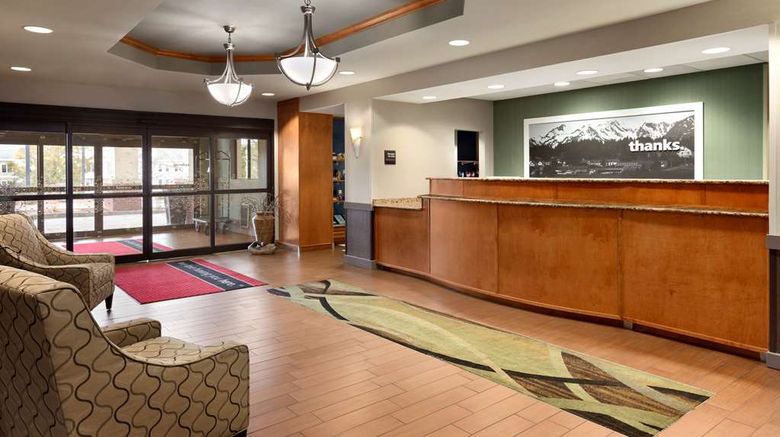 <b>Hampton Inn & Suites Manchester-Bedford Lobby</b>. Images powered by <a href="https://iceportal.shijigroup.com/" title="IcePortal" target="_blank">IcePortal</a>.
