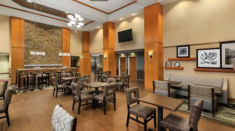 <b>Hampton Inn & Suites Manchester-Bedford Lobby</b>. Images powered by <a href="https://iceportal.shijigroup.com/" title="IcePortal" target="_blank">IcePortal</a>.