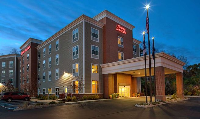 Hampton Inn & Suites Exeter Exterior