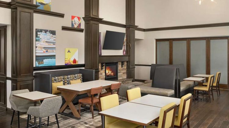 Hampton Inn & Suites Exeter Lobby