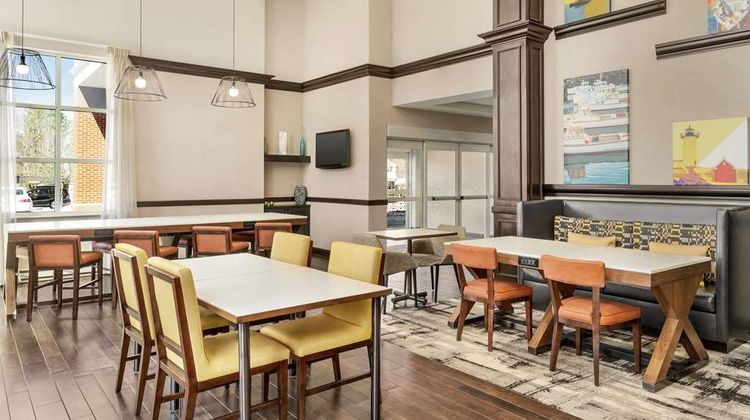 Hampton Inn & Suites Exeter Lobby