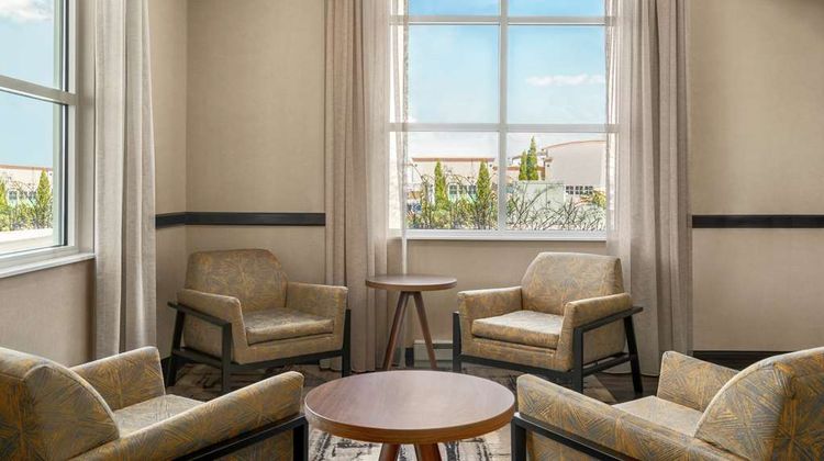 Hampton Inn & Suites Exeter Lobby