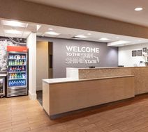 Hampton Inn & Suites Miami Airport South Lobby