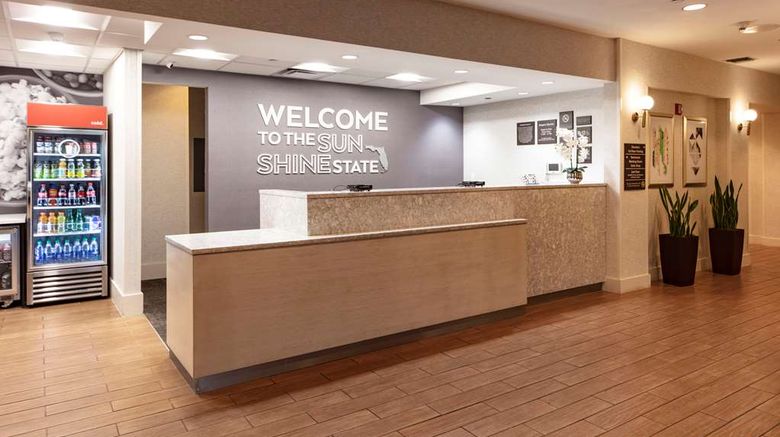 <b>Hampton Inn & Suites Miami Airport South Lobby</b>. Images powered by <a href="https://iceportal.shijigroup.com/" title="IcePortal" target="_blank">IcePortal</a>.