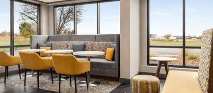 Hampton Inn Kansas City-Airport Lobby