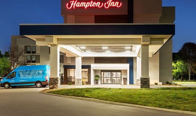 Hampton Inn Kansas City-Airport Exterior