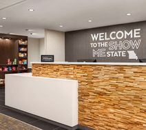 Hampton Inn Kansas City-Airport Lobby