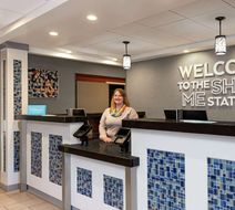 Hampton Inn Blue Springs Lobby