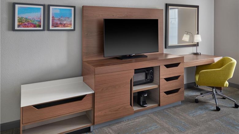 <b>Hampton Inn Kansas City Speedway Room</b>. Images powered by <a href="https://iceportal.shijigroup.com/" title="IcePortal" target="_blank">IcePortal</a>.