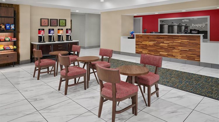Hampton Inn Kansas City Speedway Lobby
