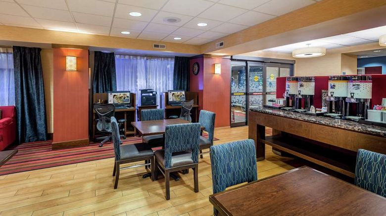 <b>Hampton Inn Milwaukee Airport Lobby</b>. Images powered by <a href="https://iceportal.shijigroup.com/" title="IcePortal" target="_blank">IcePortal</a>.