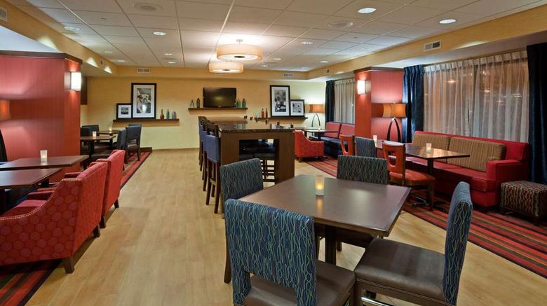 <b>Hampton Inn Milwaukee Airport Restaurant</b>. Images powered by <a href="https://iceportal.shijigroup.com/" title="IcePortal" target="_blank">IcePortal</a>.