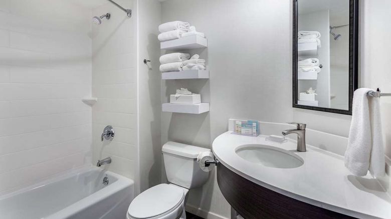 <b>Hampton Inn Milwaukee Airport Room</b>. Images powered by <a href="https://iceportal.shijigroup.com/" title="IcePortal" target="_blank">IcePortal</a>.
