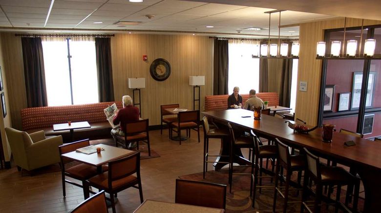 <b>Hampton Inn Burlington Lobby</b>. Images powered by <a href="https://iceportal.shijigroup.com/" title="IcePortal" target="_blank">IcePortal</a>.