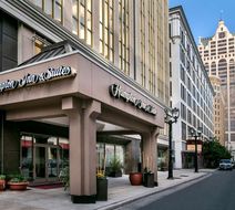 Hampton Inn & Suites Milwaukee/Downtown Exterior
