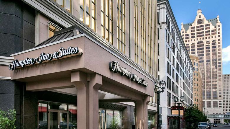 <b>Hampton Inn & Suites Milwaukee/Downtown Exterior</b>. Images powered by <a href="https://iceportal.shijigroup.com/" title="IcePortal" target="_blank">IcePortal</a>.