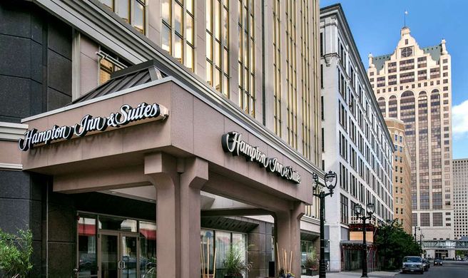 Hampton Inn & Suites Milwaukee/Downtown Exterior