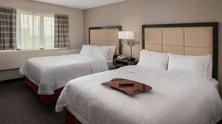 Hampton Inn & Suites Milwaukee/Downtown Room