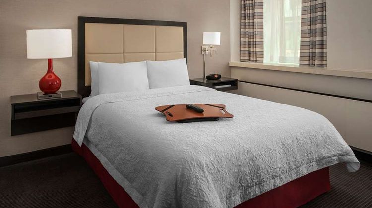 Hampton Inn & Suites Milwaukee/Downtown Room