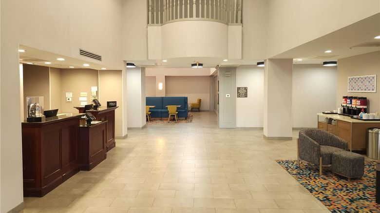 <b>Hampton Inn & Suites Lamar Lobby</b>. Images powered by <a href="https://iceportal.shijigroup.com/" title="IcePortal" target="_blank">IcePortal</a>.