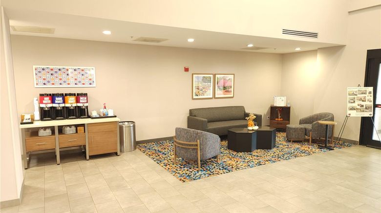 <b>Hampton Inn & Suites Lamar Lobby</b>. Images powered by <a href="https://iceportal.shijigroup.com/" title="IcePortal" target="_blank">IcePortal</a>.
