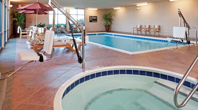 <b>Hampton Inn & Suites Moline Pool</b>. Images powered by <a href="https://iceportal.shijigroup.com/" title="IcePortal" target="_blank">IcePortal</a>.
