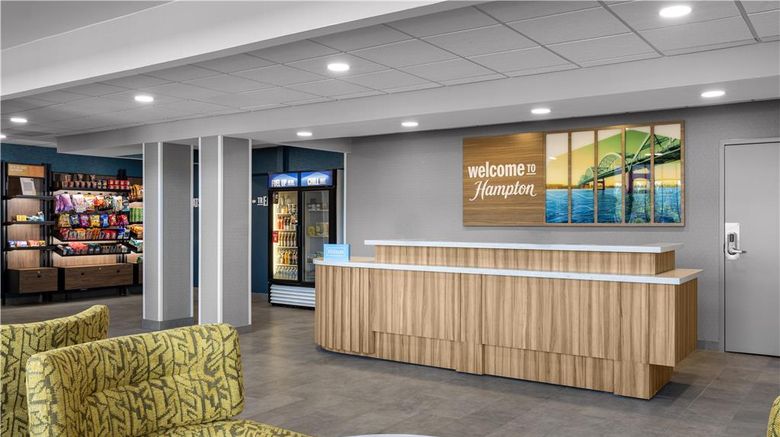 <b>Hampton Inn & Suites Moline Lobby</b>. Images powered by <a href="https://iceportal.shijigroup.com/" title="IcePortal" target="_blank">IcePortal</a>.
