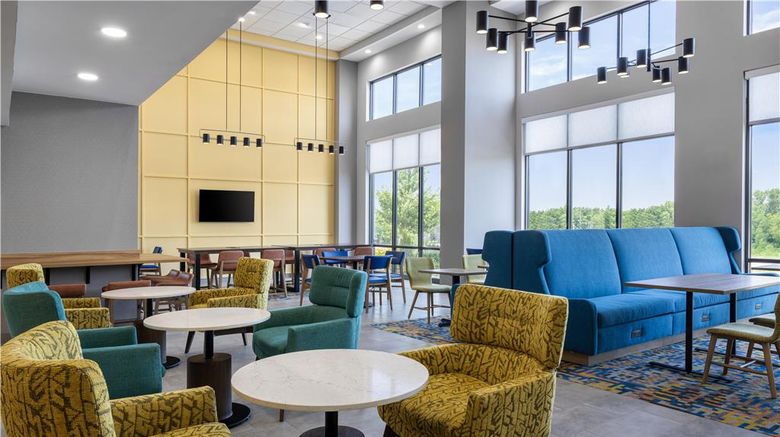 <b>Hampton Inn & Suites Moline Lobby</b>. Images powered by <a href="https://iceportal.shijigroup.com/" title="IcePortal" target="_blank">IcePortal</a>.