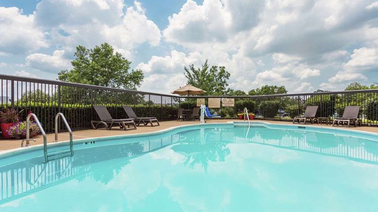 <b>Hampton Inn Manassas Pool</b>. Images powered by <a href="https://iceportal.shijigroup.com/" title="IcePortal" target="_blank">IcePortal</a>.